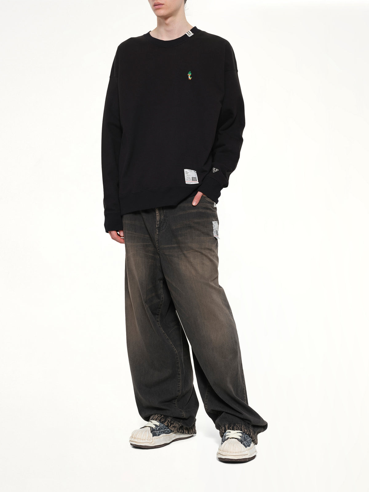 Leon Embroidery Pullover in Black