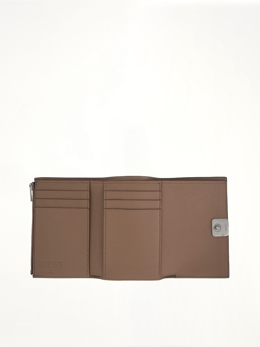Anagram Small Vertical Wallet in Pebble Grain Calfskin in Sand