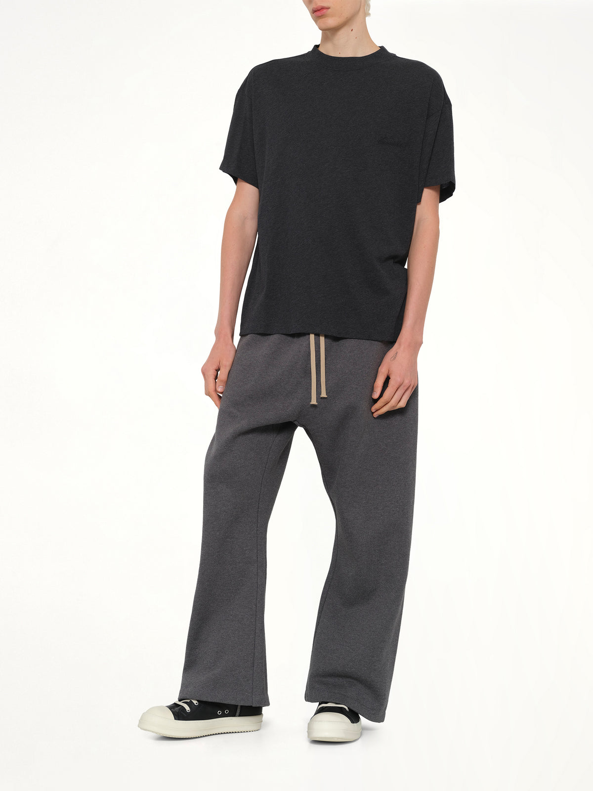 Essential T-Shirt in Vintage Black