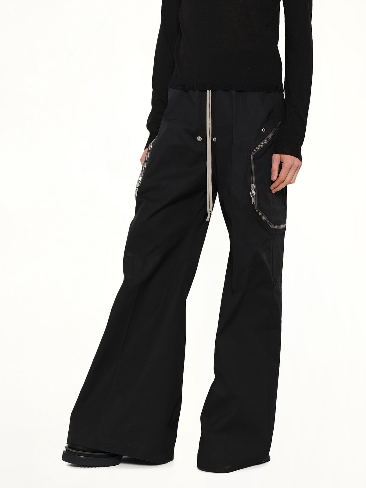 Heizer Belas in Black