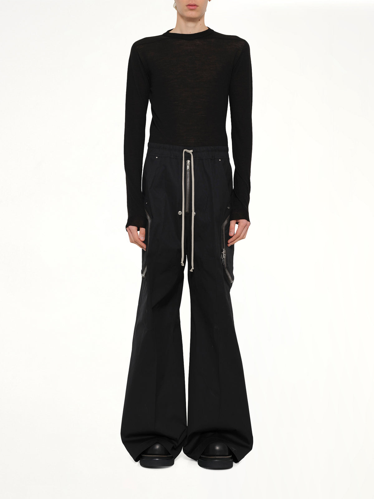 Heizer Belas in Black