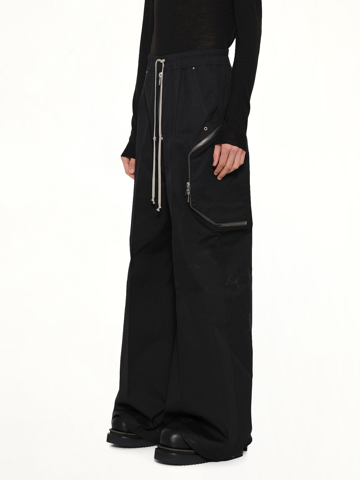 Heizer Belas in Black