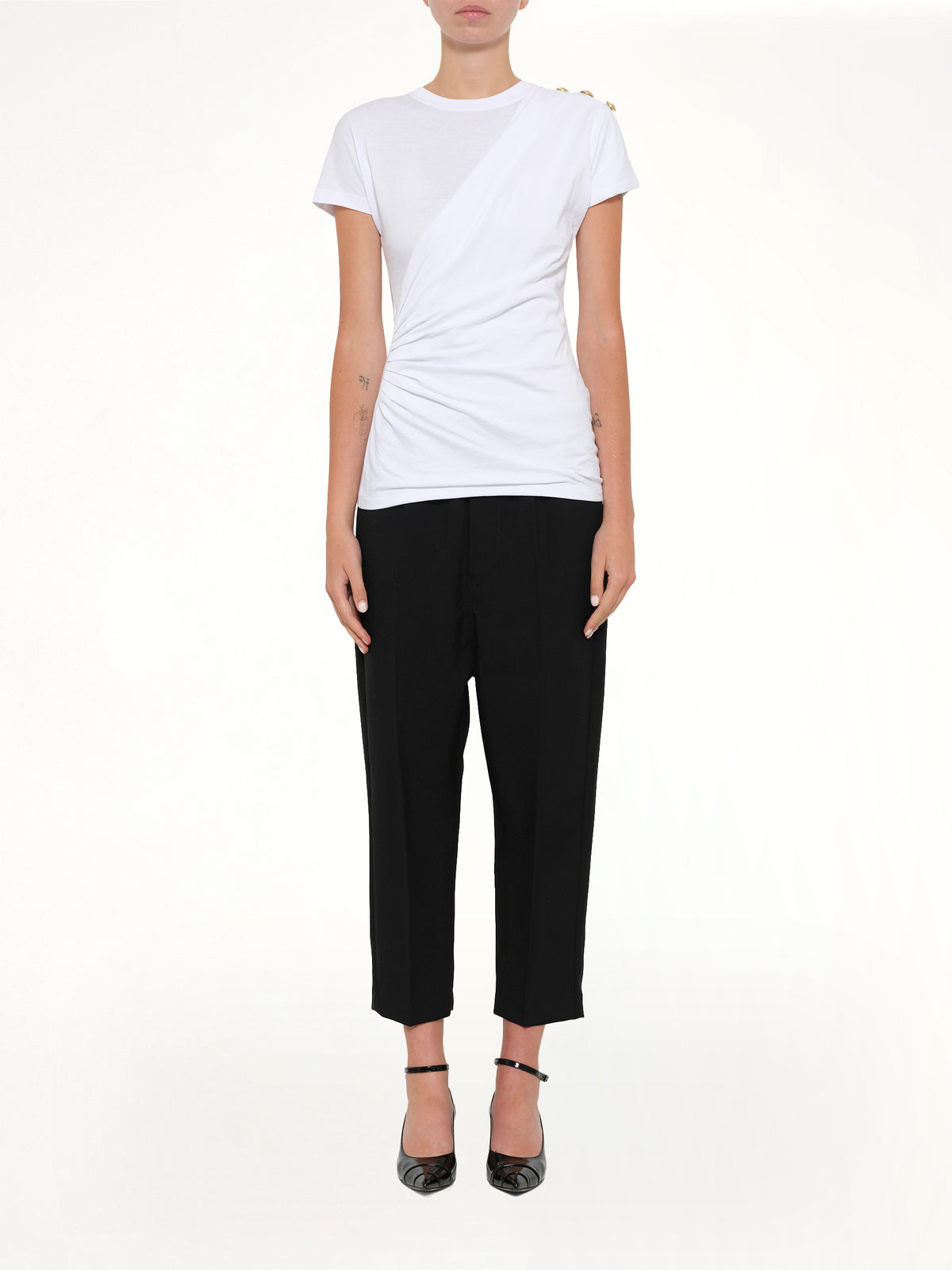3 Buttons Knotted T-Shirt in White/Black