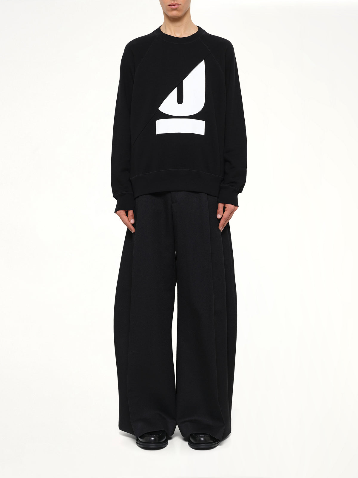 Split U Sweatshirt in Black