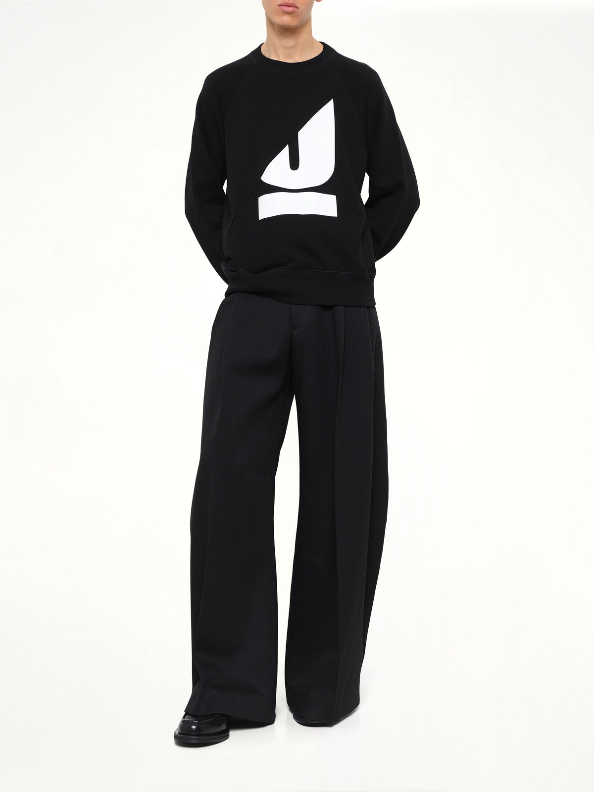 Split U Sweatshirt in Black