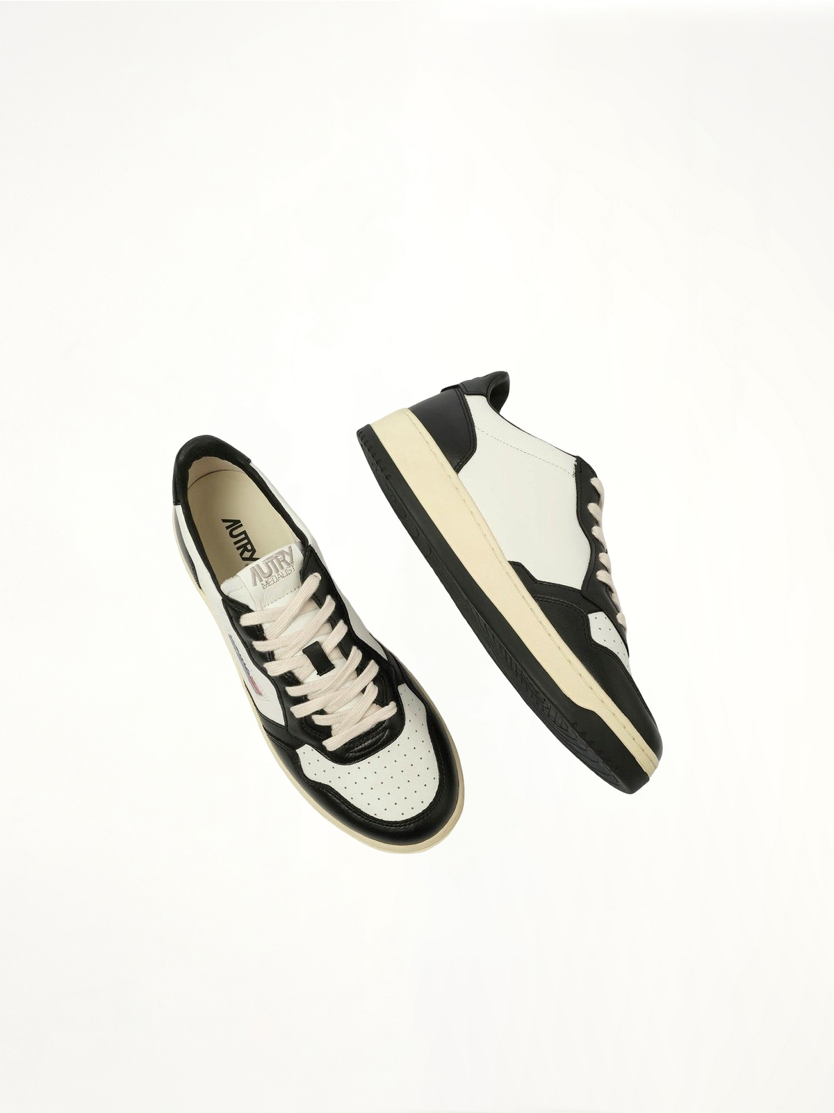 Medalist Low Game Set Bicolour Sneakers in White/Black Top View | AUTRY
