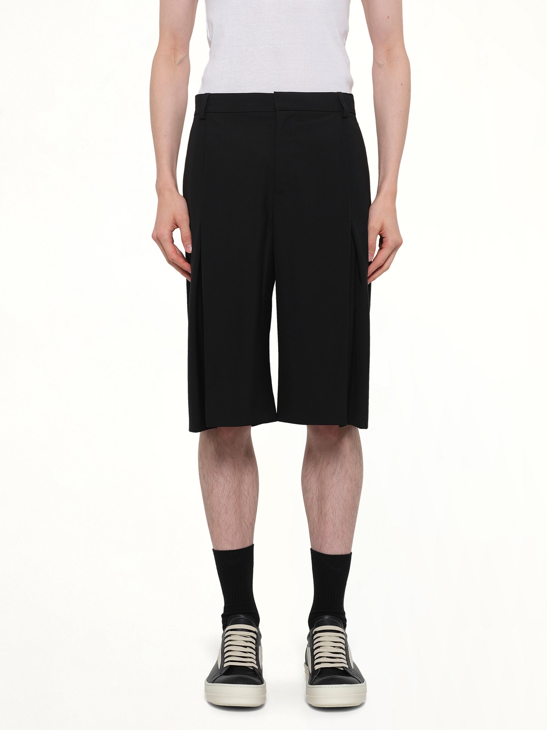 Pleated Baggy Shorts in Black